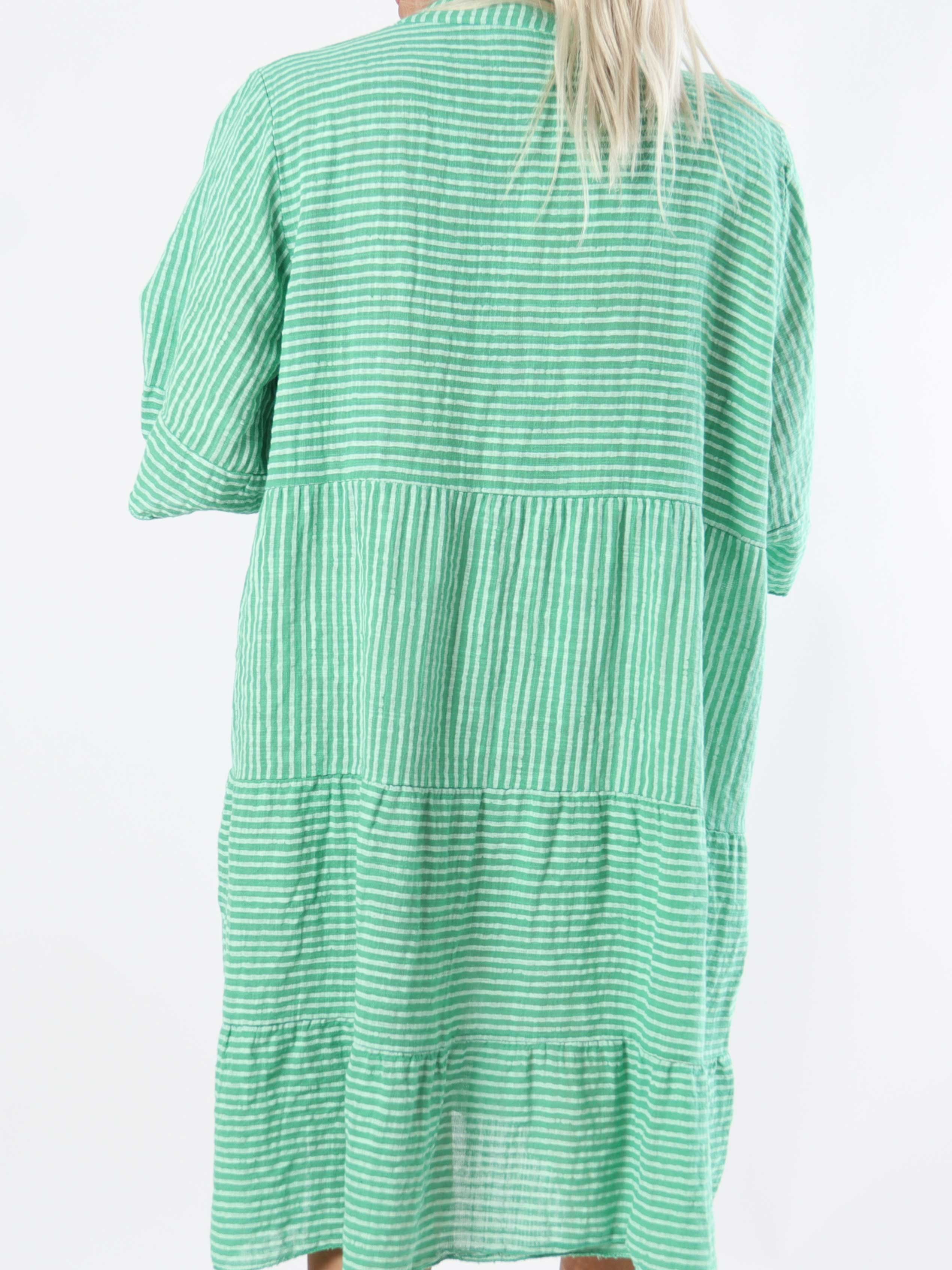 Jenni - Sød stribet plus size bomuldskjole i hør lignende stof